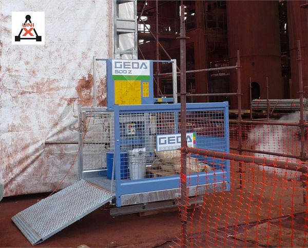 GEDA 500 Z en parada industrial con la plataforma cargada de material y rampa de acceso