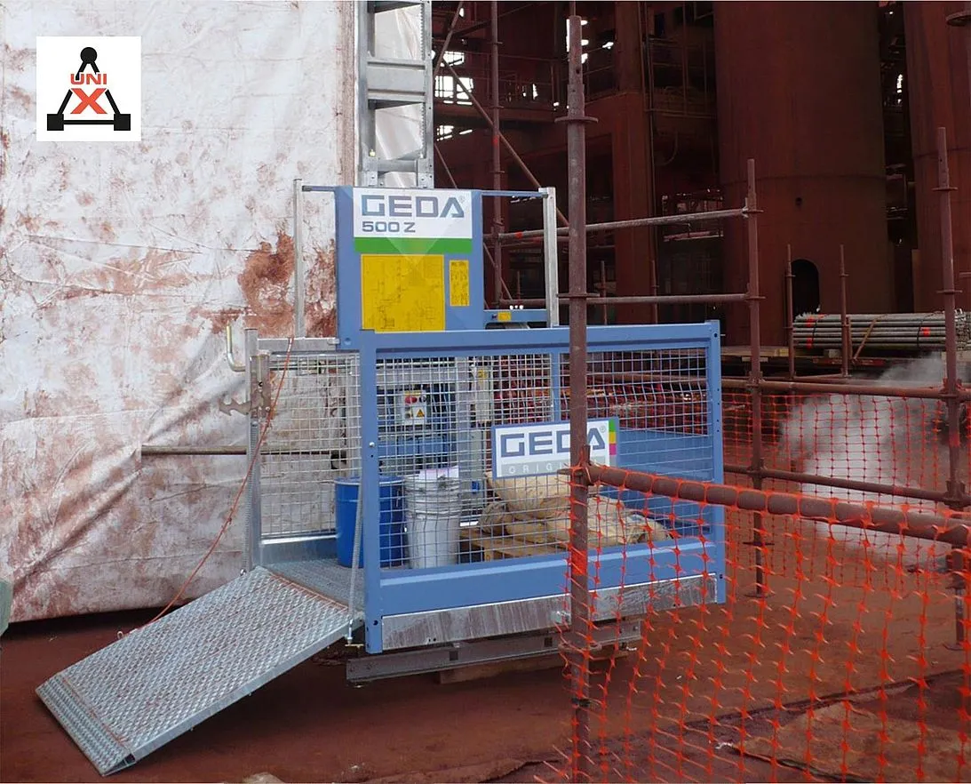 GEDA 500 Z en parada industrial con la plataforma cargada de material y rampa de acceso