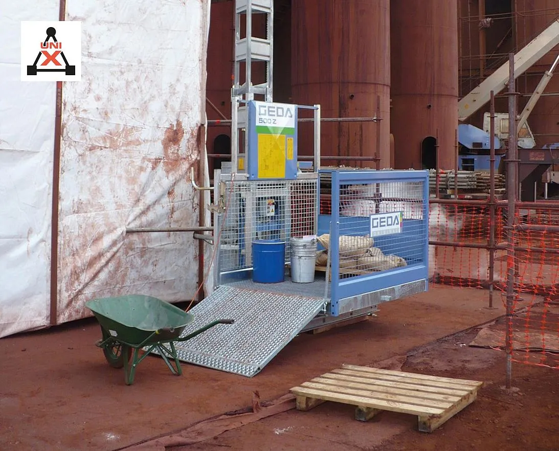 GEDA 500 Z en planta industrial junto a carretilla y palet de obra