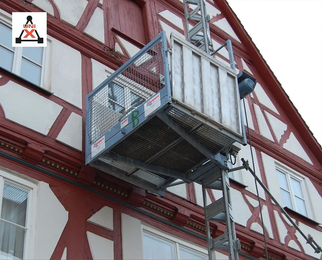 GEDA 500 Z elevando la plataforma en una fachada de entramado de madera