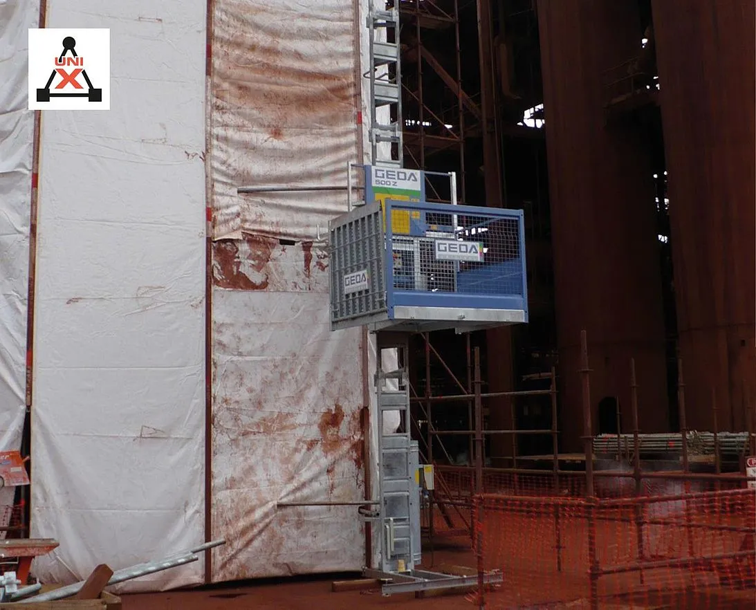 GEDA 500 Z subiendo por el mástil en el interior de una nave industrial