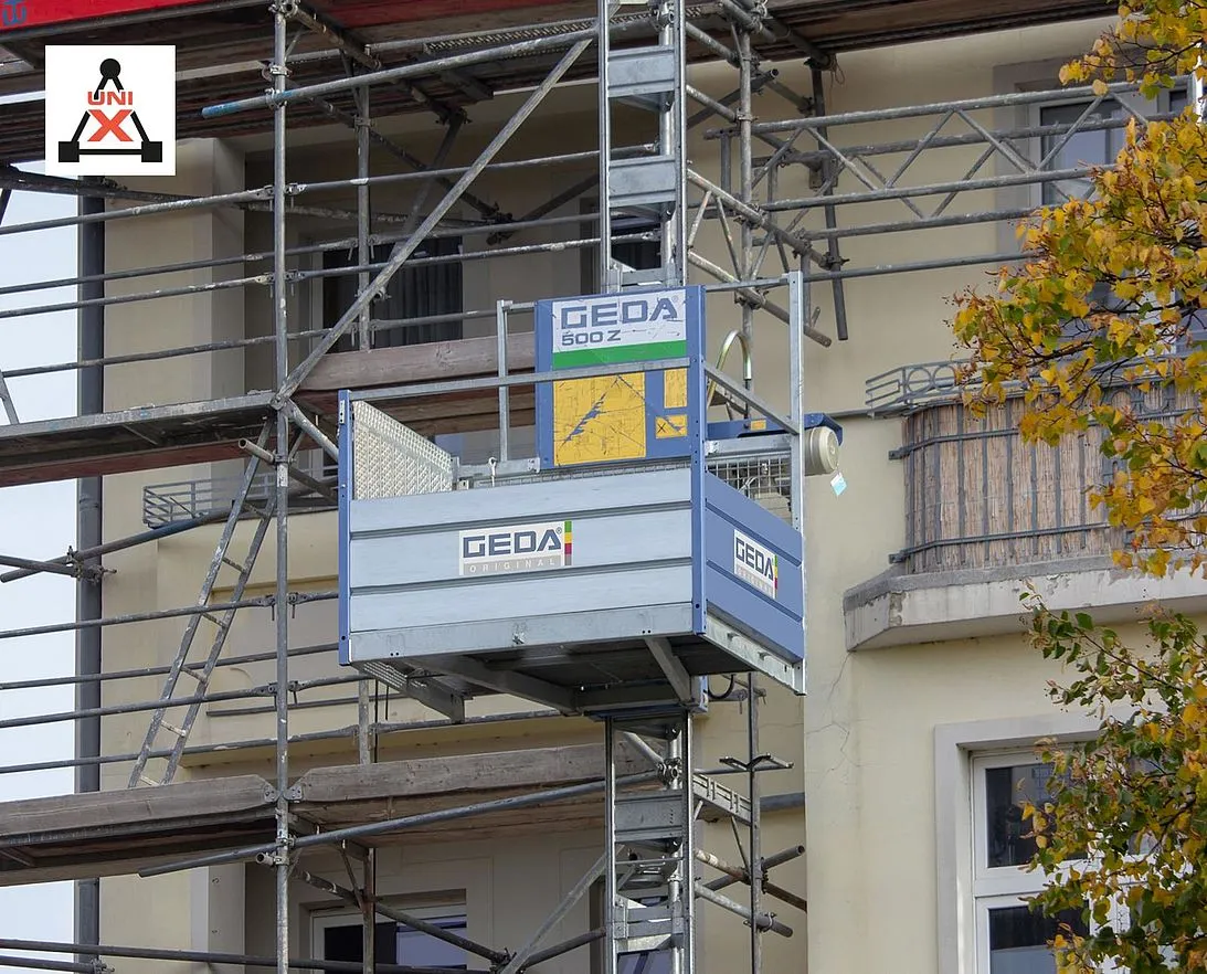 GEDA 500 Z montado sobre andamio en una fachada residencial