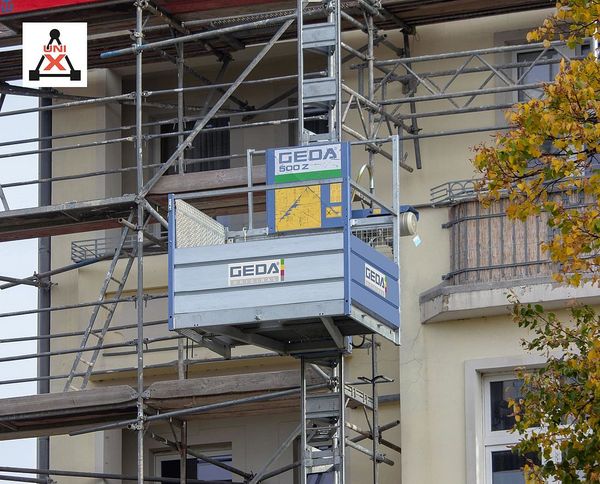 GEDA 500 Z montado sobre andamio en una fachada residencial