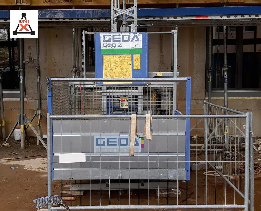 GEDA 500 Z a pie de obra junto a la estructura de andamio