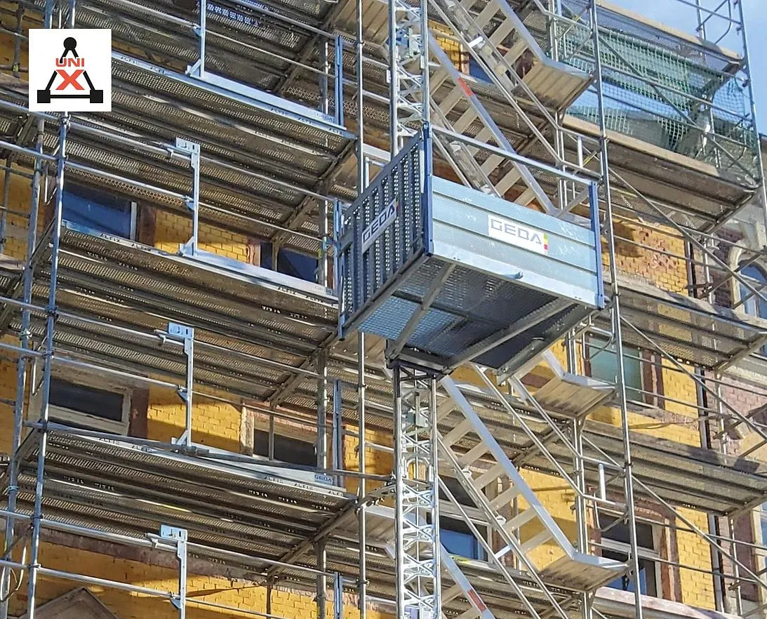 GEDA 500 Z instalado sobre andamio subiendo por una fachada de obra en altura